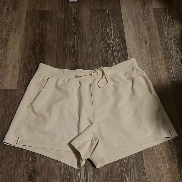 NWOT Old Navy Shorts - Picture 1 of 4